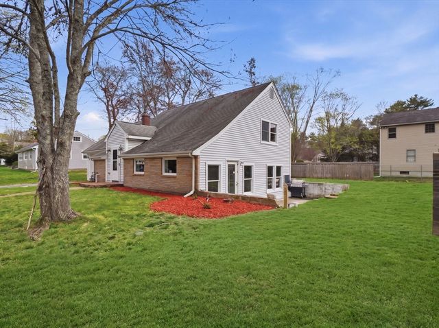 16 Beverly St, Dartmouth, MA 02747
