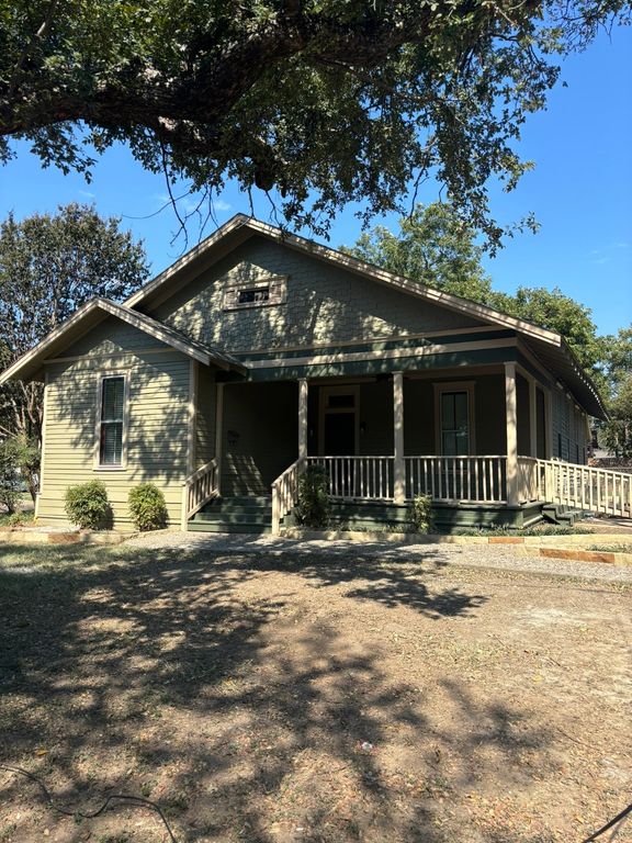 908 N Gaines Street, Ennis, TX 75119