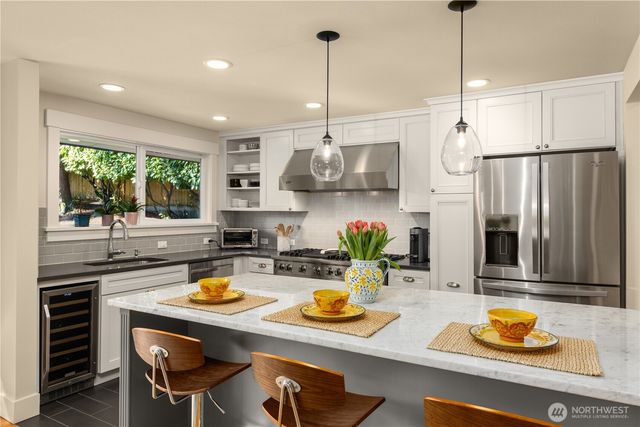 9525 Mercerwood Drive, Mercer Island, WA 98040