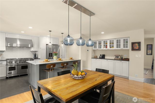 9525 Mercerwood Drive, Mercer Island, WA 98040