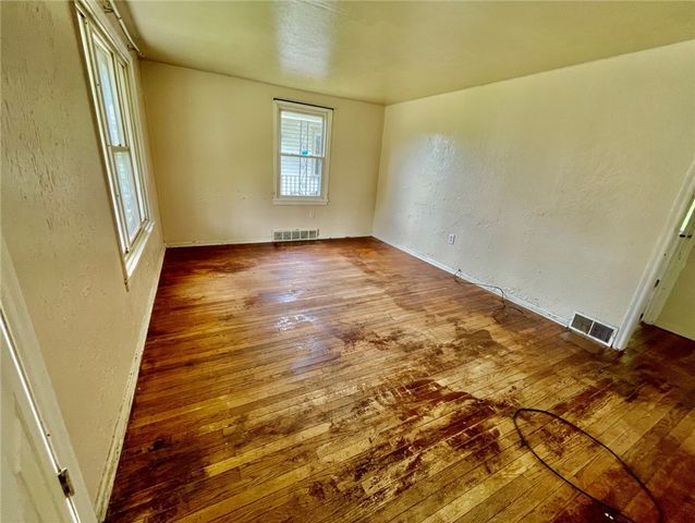 141 Carroll St, Aliquippa, PA 15001