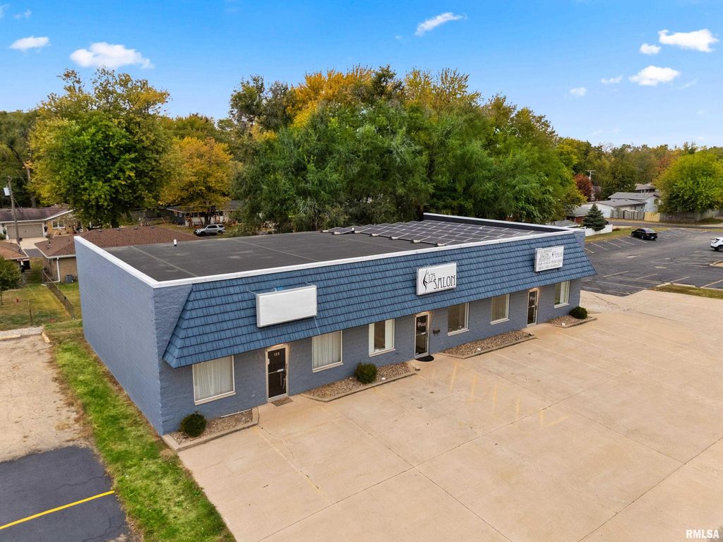 125 N PARKWAY Drive, Pekin, IL 61554