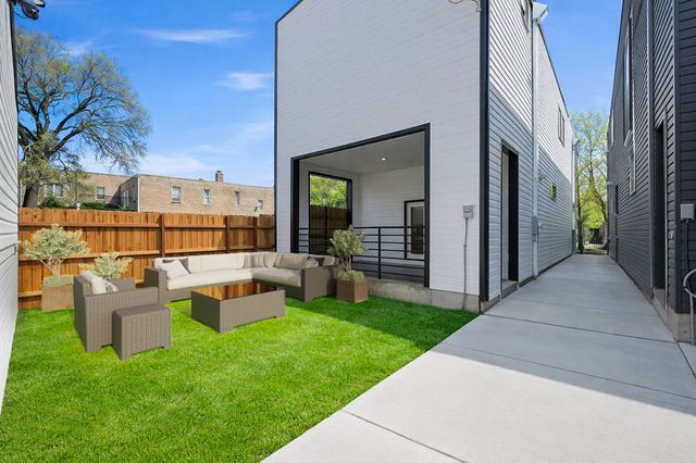 618 N Avers Avenue, Chicago, IL 60624