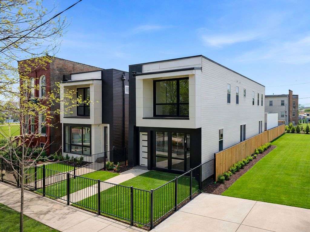 618 N Avers Avenue, Chicago, IL 60624