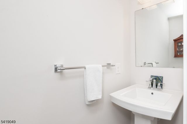 35 Sparrowhawk St, Washington Twp., NJ 07882