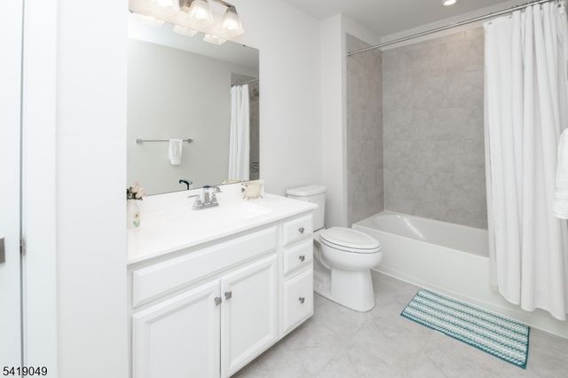 35 Sparrowhawk St, Washington Twp., NJ 07882