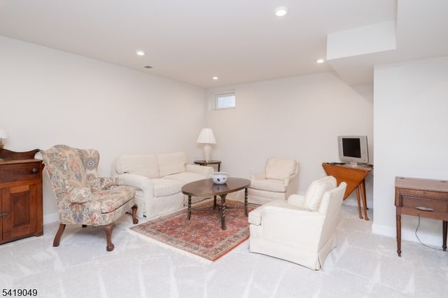 35 Sparrowhawk St, Washington Twp., NJ 07882