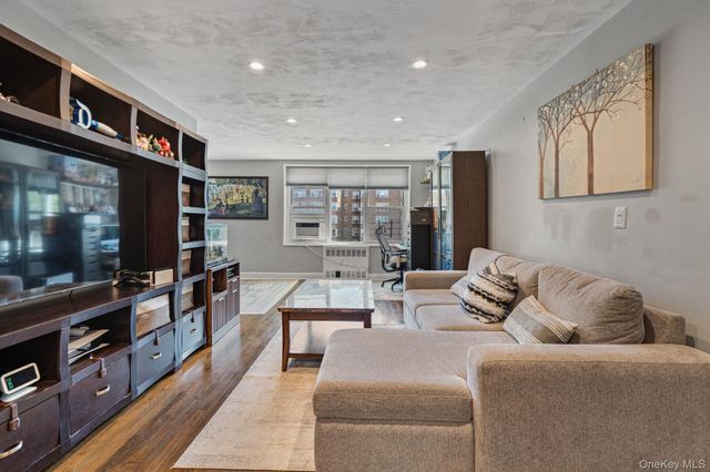 209-15 18th Avenue 3D, Bayside, NY 11360