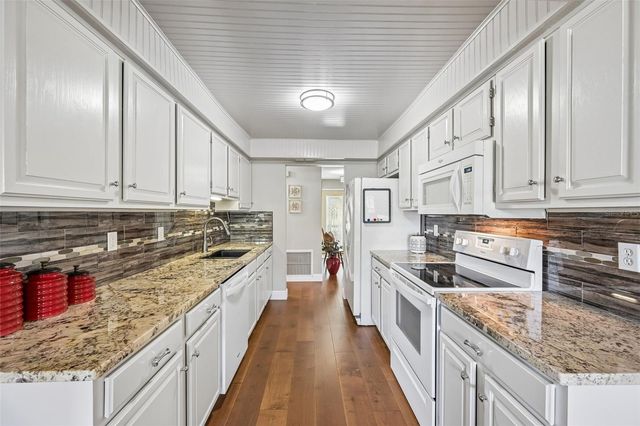 2025 NEW BEDFORD DRIVE, Sun City Center, FL 33573