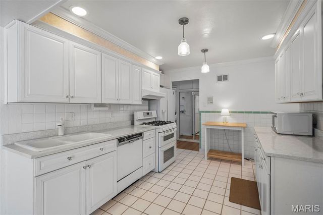 8618 Spoon Drive, St Louis, MO 63132