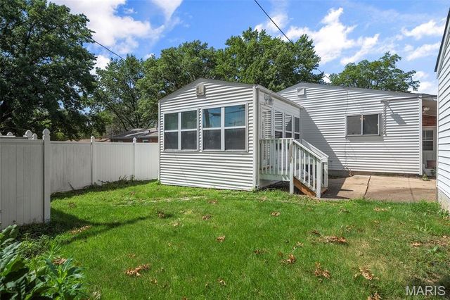 8618 Spoon Drive, St Louis, MO 63132