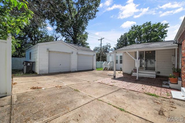 8618 Spoon Drive, St Louis, MO 63132