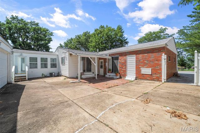 8618 Spoon Drive, St Louis, MO 63132