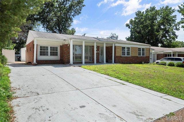 8618 Spoon Drive, St Louis, MO 63132