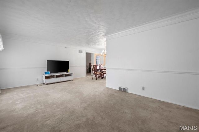 8618 Spoon Drive, St Louis, MO 63132
