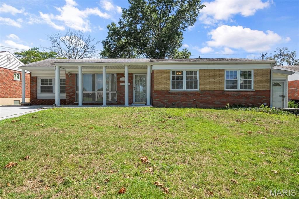 8618 Spoon Drive, St Louis, MO 63132