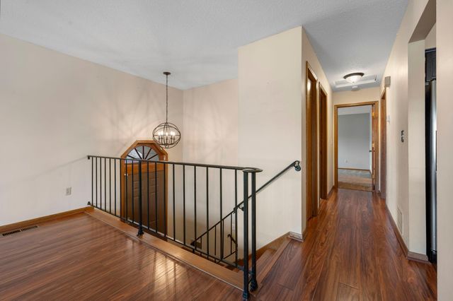 2505 Geranium Avenue E, Maplewood, MN 55119