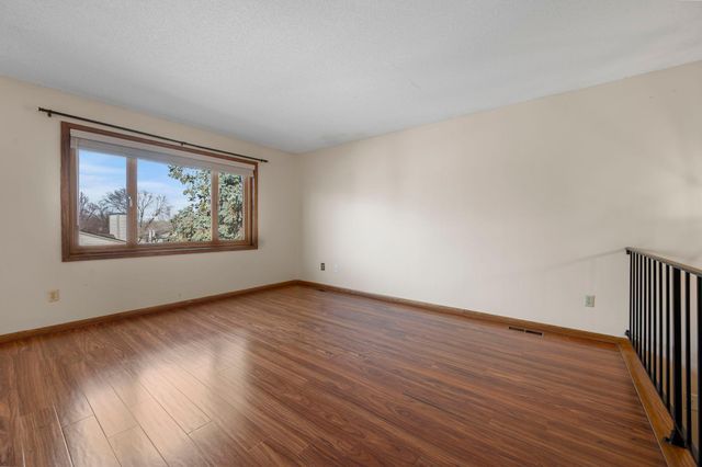 2505 Geranium Avenue E, Maplewood, MN 55119