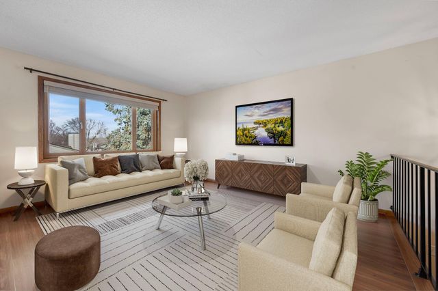 2505 Geranium Avenue E, Maplewood, MN 55119