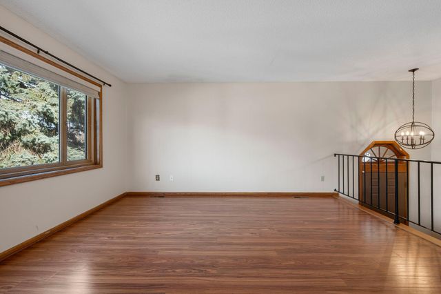 2505 Geranium Avenue E, Maplewood, MN 55119