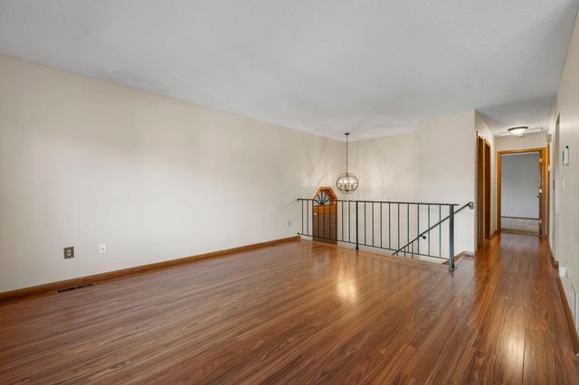 2505 Geranium Avenue E, Maplewood, MN 55119