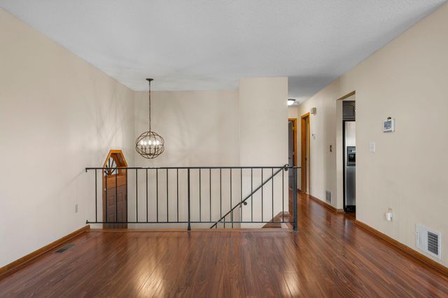 2505 Geranium Avenue E, Maplewood, MN 55119