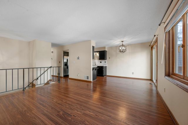 2505 Geranium Avenue E, Maplewood, MN 55119