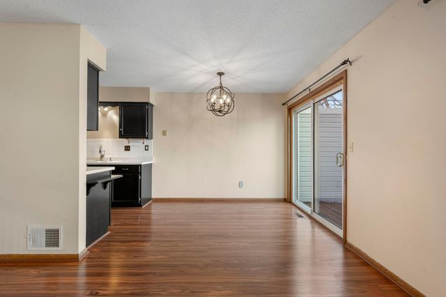 2505 Geranium Avenue E, Maplewood, MN 55119