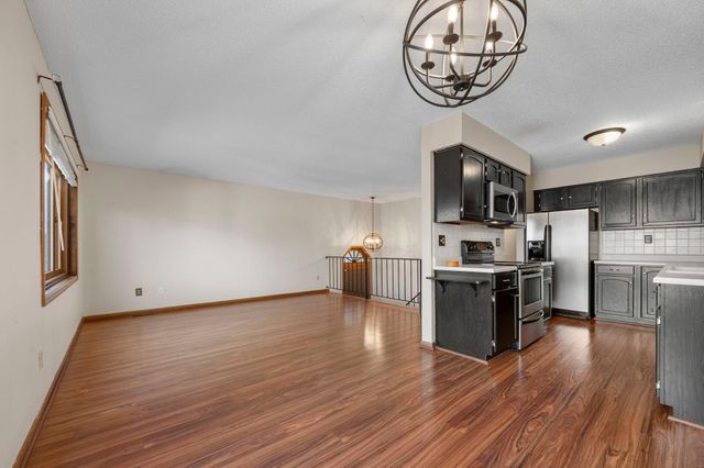 2505 Geranium Avenue E, Maplewood, MN 55119