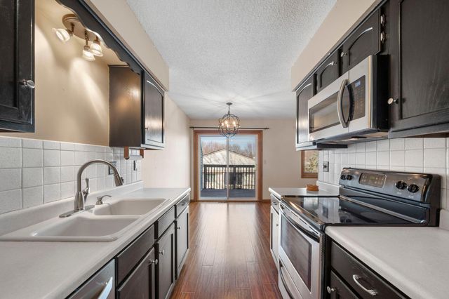 2505 Geranium Avenue E, Maplewood, MN 55119