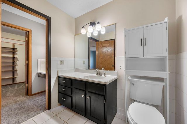 2505 Geranium Avenue E, Maplewood, MN 55119