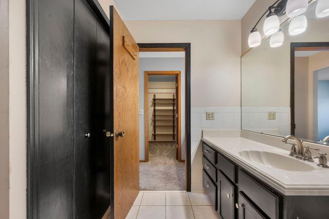 2505 Geranium Avenue E, Maplewood, MN 55119