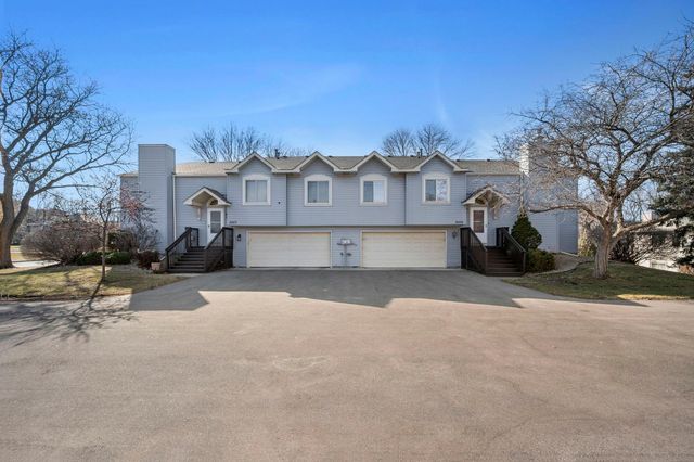 2505 Geranium Avenue E, Maplewood, MN 55119