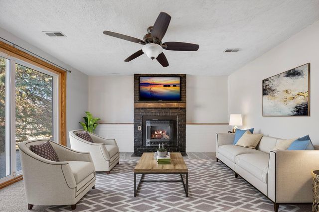 2505 Geranium Avenue E, Maplewood, MN 55119