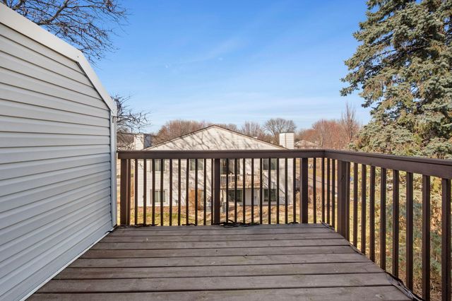 2505 Geranium Avenue E, Maplewood, MN 55119