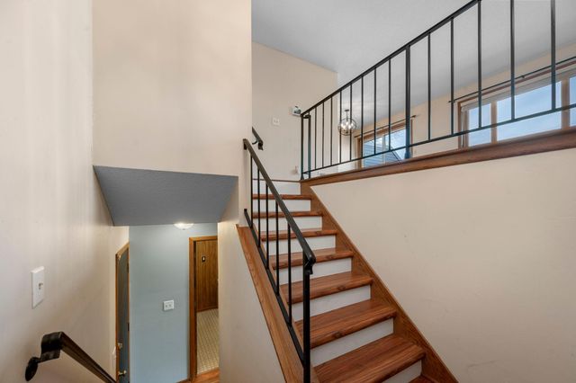 2505 Geranium Avenue E, Maplewood, MN 55119