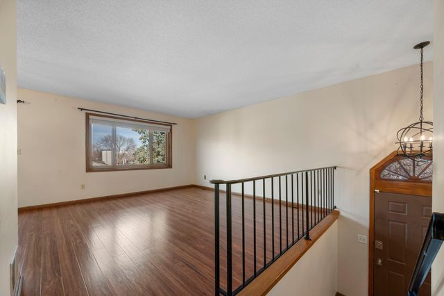 2505 Geranium Avenue E, Maplewood, MN 55119