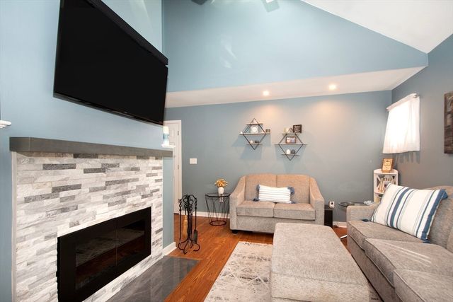 16 Holly Ct 16, Rockland, MA 02370