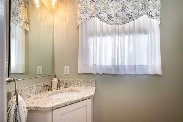 16 Holly Ct 16, Rockland, MA 02370