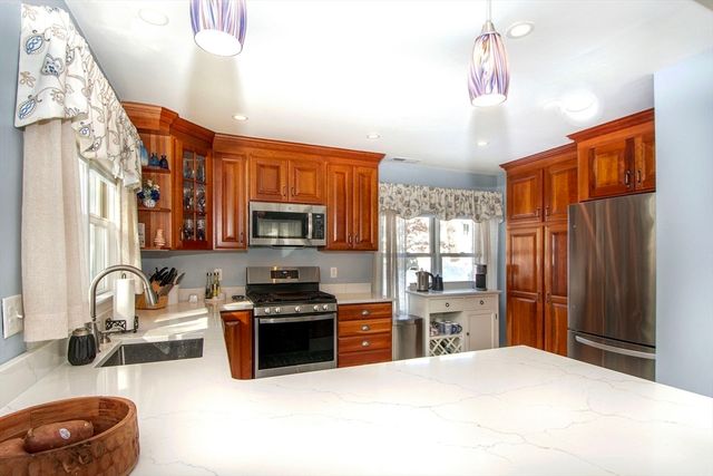 16 Holly Ct 16, Rockland, MA 02370