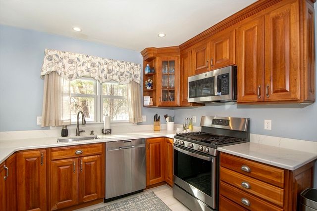 16 Holly Ct 16, Rockland, MA 02370