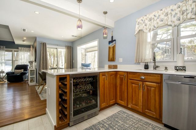16 Holly Ct 16, Rockland, MA 02370