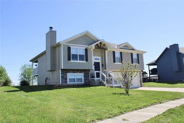 1206 Viola Street, Smithville, MO 64089