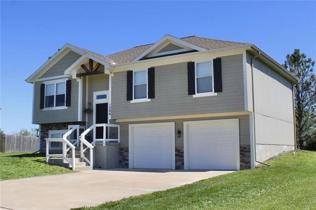 1206 Viola Street, Smithville, MO 64089