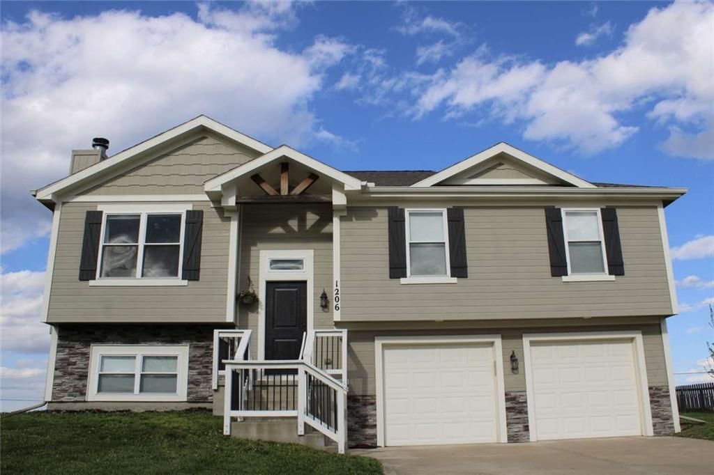 1206 Viola Street, Smithville, MO 64089