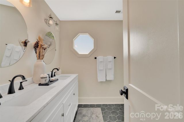 1337 Whispering Oaks Circle, Matthews, NC 28104
