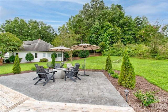 1337 Whispering Oaks Circle, Matthews, NC 28104