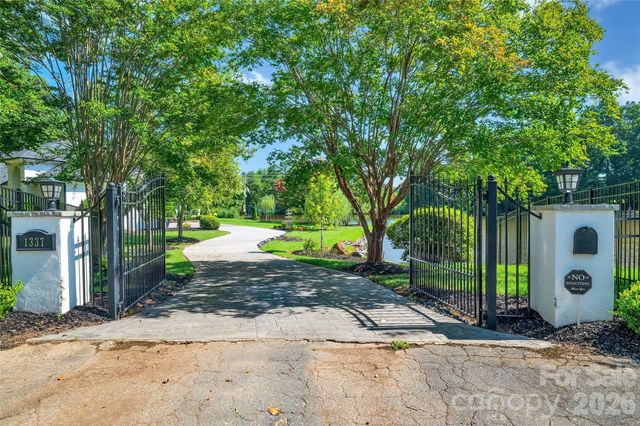 1337 Whispering Oaks Circle, Matthews, NC 28104