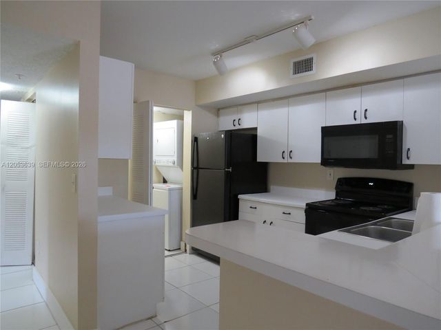 2640 S University Dr 101, Davie, FL 33328