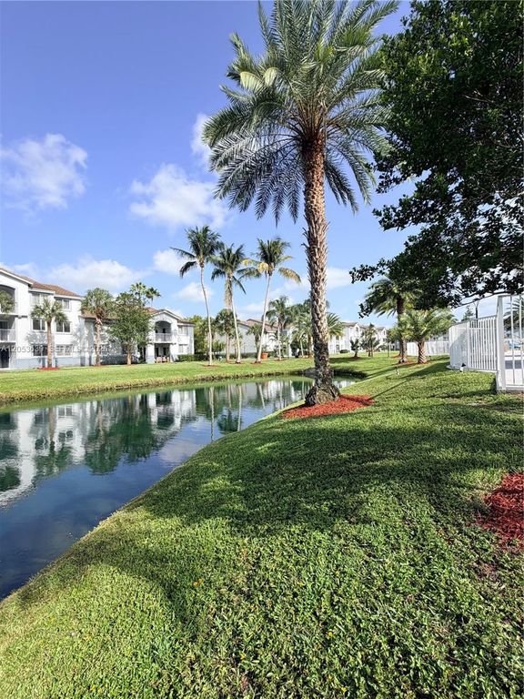 2640 S University Dr 101, Davie, FL 33328